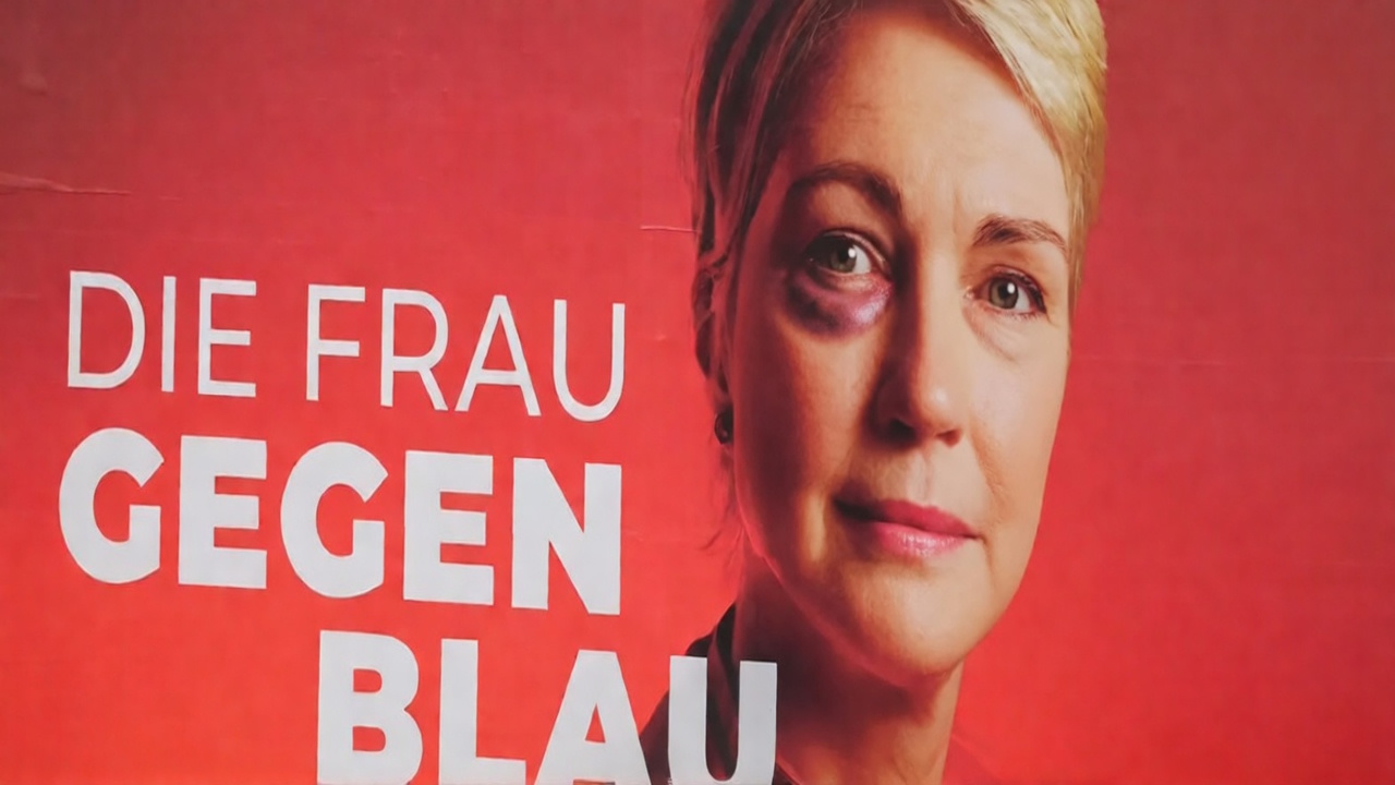 KI-Satire: Manuela Schwesig vor einem roten Wahlplakat mit der Aufschrift Die Frau gegen Blau und einem inszenierten blauen Auge